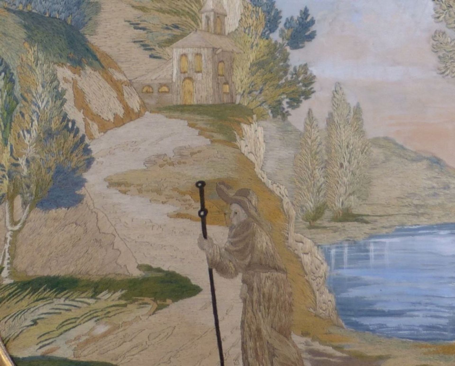 Stickbild18. Jh.In hügeliger Landschaft Pilger auf eine Kapelle zugehend; polychrome Nadelmalerei, - Image 3 of 3
