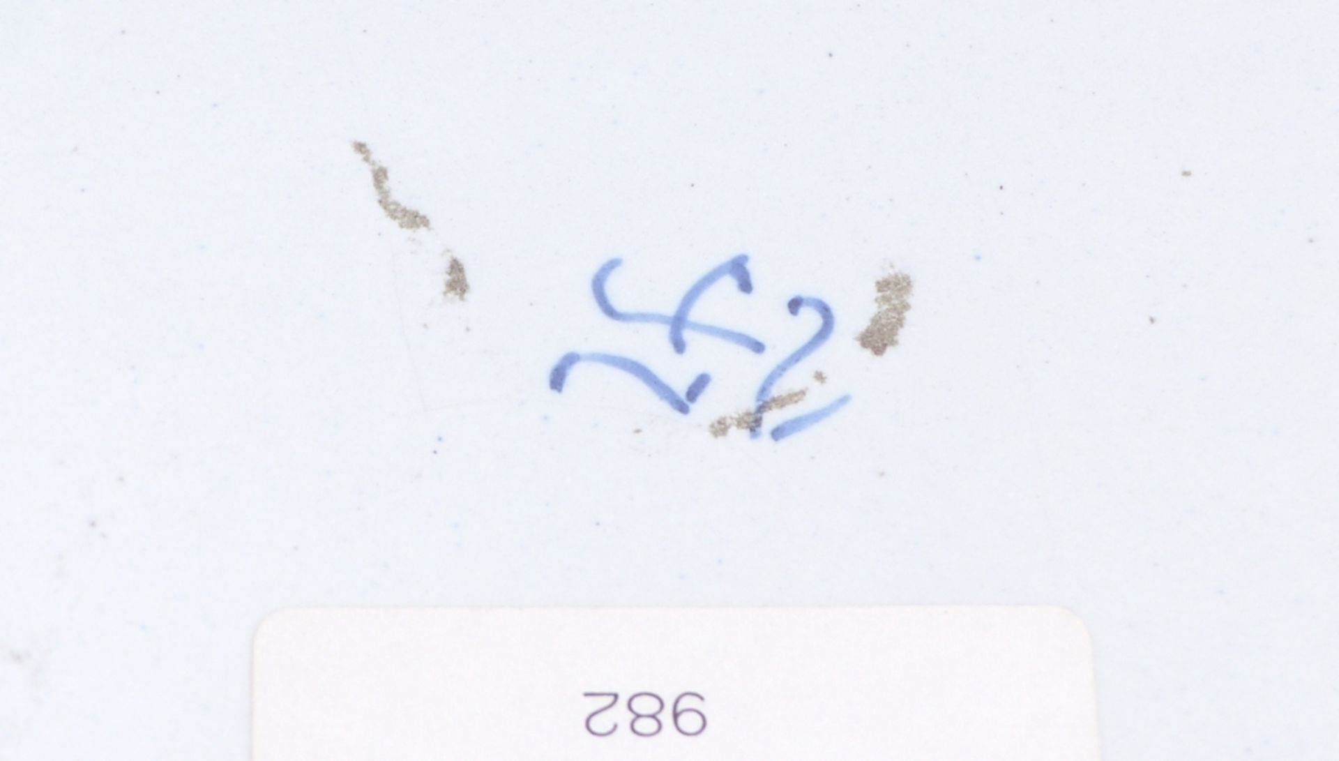 Kleine PlatteMakkum, Gebr. Tichelaar, 19. Jh.Ovale Form mit gebogtem und reliefiertem Rocaillenrand; - Bild 2 aus 2