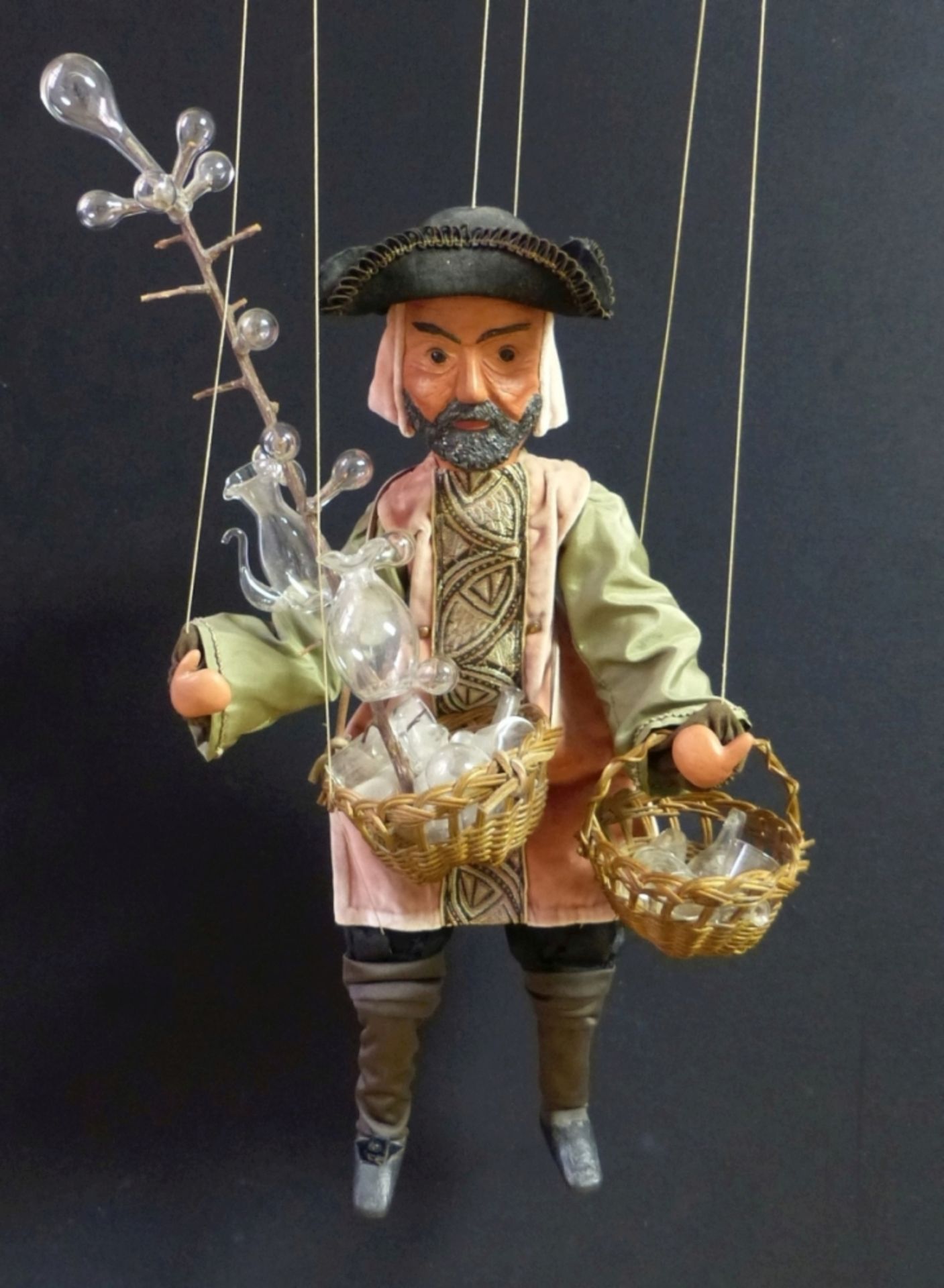 Seltene Marionettenfigur eines Glashändlers19. Jh.Bewegliche Puppe mit sechs Fäden an Waagekreuz. - Image 2 of 2
