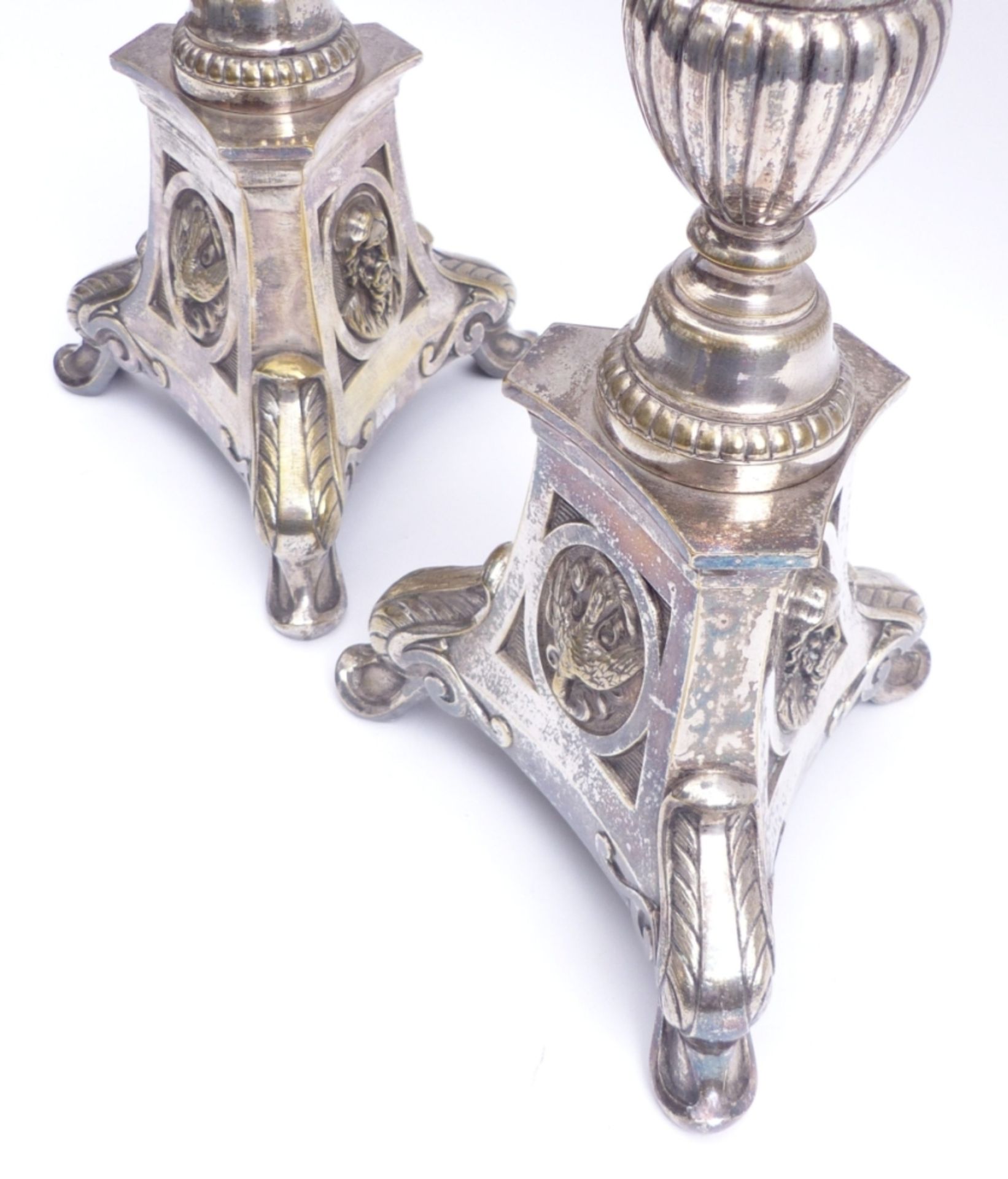 Paar AltarleuchterE. 18. Jh.Über ausgestellten Akanthusblattfüßen dreipassiger Sockel mit - Bild 6 aus 6