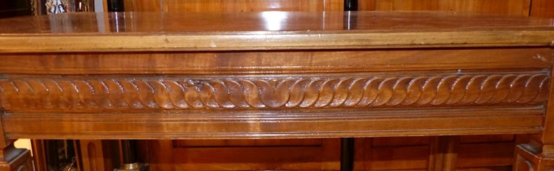 Kleiner TischIm Louis-XVI-StilKannelierte, konische Vierkantbeine, Zarge mit Flechtband, - Bild 5 aus 7