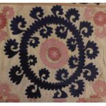SuzaniWohl Usbeskistan, 20. Jh.Großer, floral bestickter Wandbehang. Baumwolle. 250 x 180 cm. -