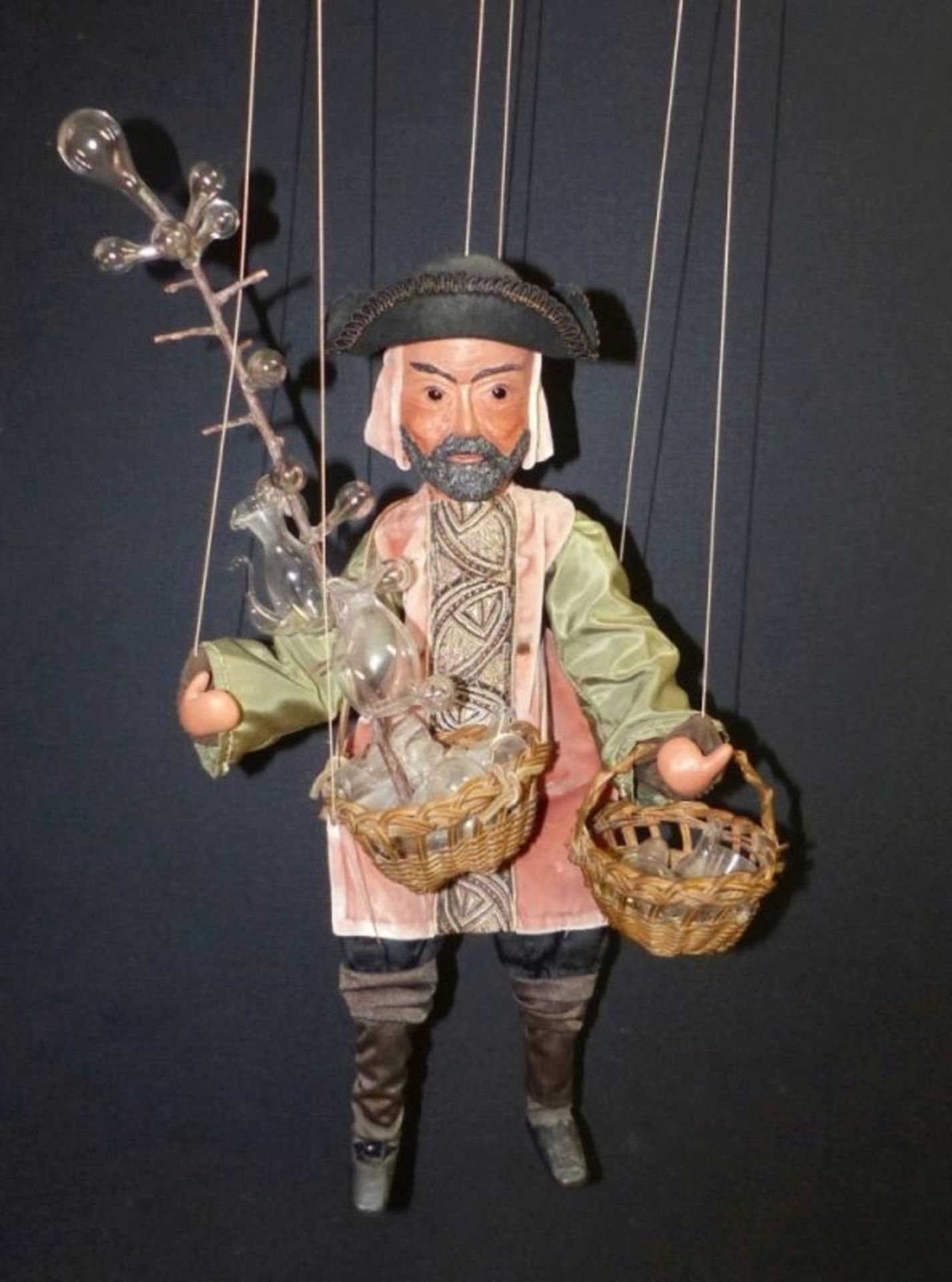 Seltene Marionettenfigur eines Glashändlers19. Jh.Bewegliche Puppe mit sechs Fäden an Waagekreuz.