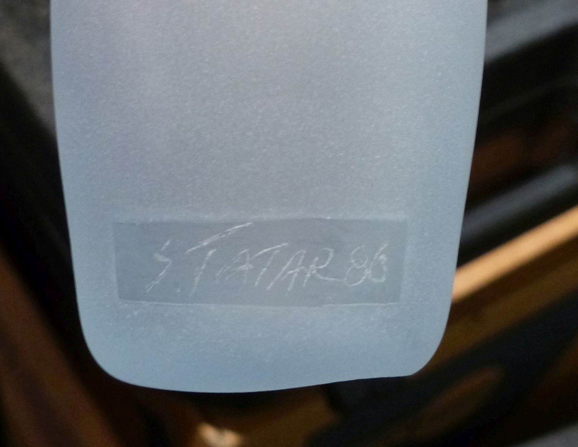 Flaschenvase20. Jh.Schlanke Form aus mattiertem, farblosem Glas mit leichtem Blaustich. Am Fußrand - Bild 5 aus 5