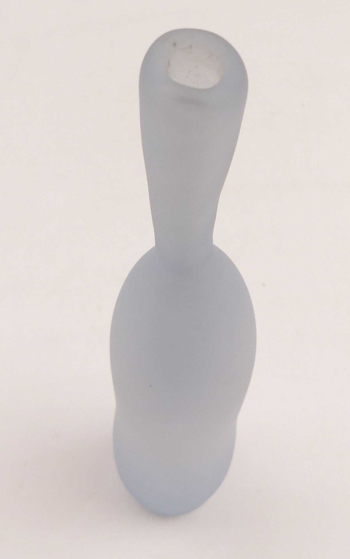 Flaschenvase20. Jh.Schlanke Form aus mattiertem, farblosem Glas mit leichtem Blaustich. Am Fußrand - Bild 3 aus 5