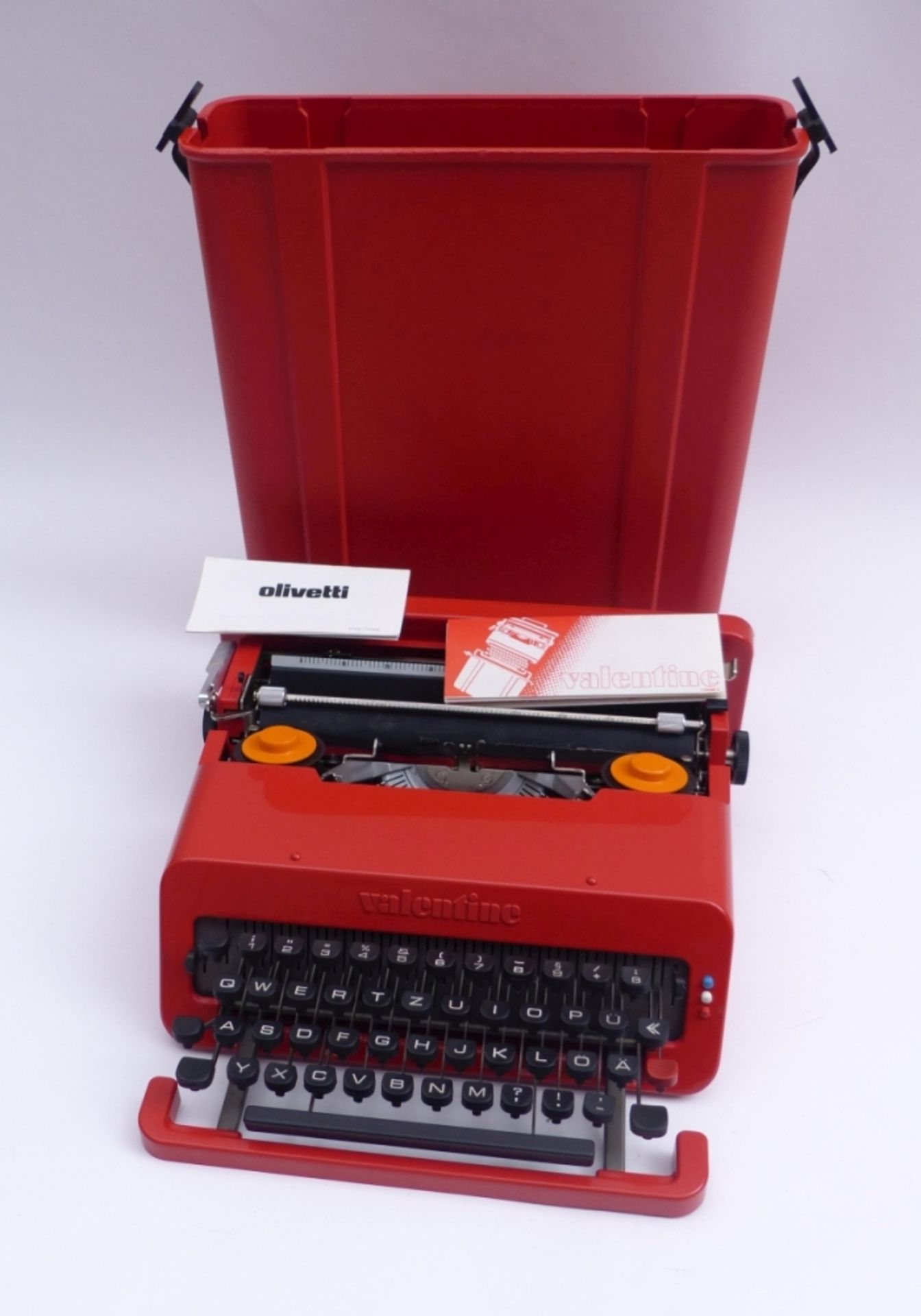 Olivetti-Reiseschreibmaschine "Valentine"Entwurf von Ettore SottsassHergestellt zwischen 1969- - Bild 5 aus 6