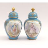 Zwei Potpourri-Vasen mit galantem Paar in der Art von Sèvres19. Jh.Bauchiger Korpus, aufgewölbter