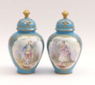 Zwei Potpourri-Vasen mit galantem Paar in der Art von Sèvres19. Jh.Bauchiger Korpus, aufgewölbter