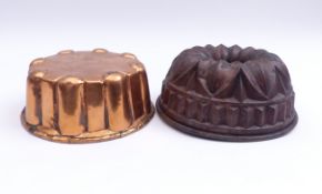 Zwei Backformen19. Jh.Runde Kuchenform und mehrpassige Pastetenform, gebördelter Rand. Kupfer, innen