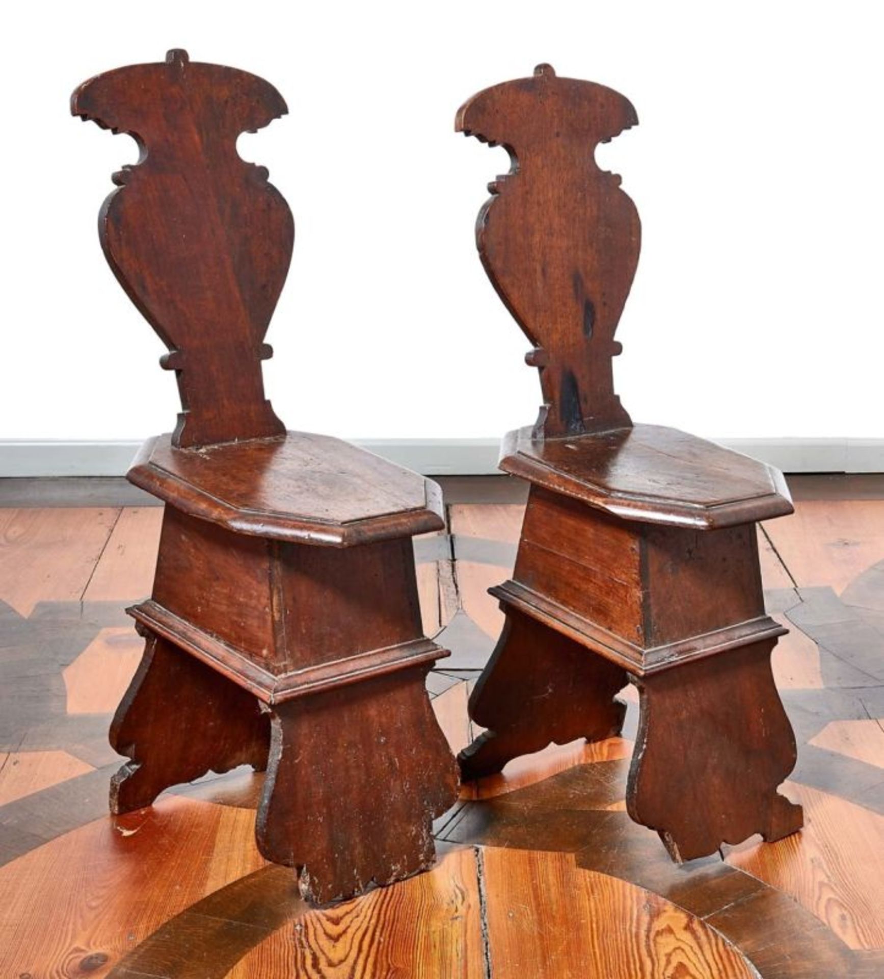 Zwei RenaissancestühleNorditalien, 17. Jh.Auf geschweiften Stützbrettern Zargenrahmen und
