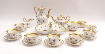 Biedermeierservice mit StreublumendekorRoyal Copenhagen, 19. Jh.21 Teile: Kaffeekanne mit Deckel (H.