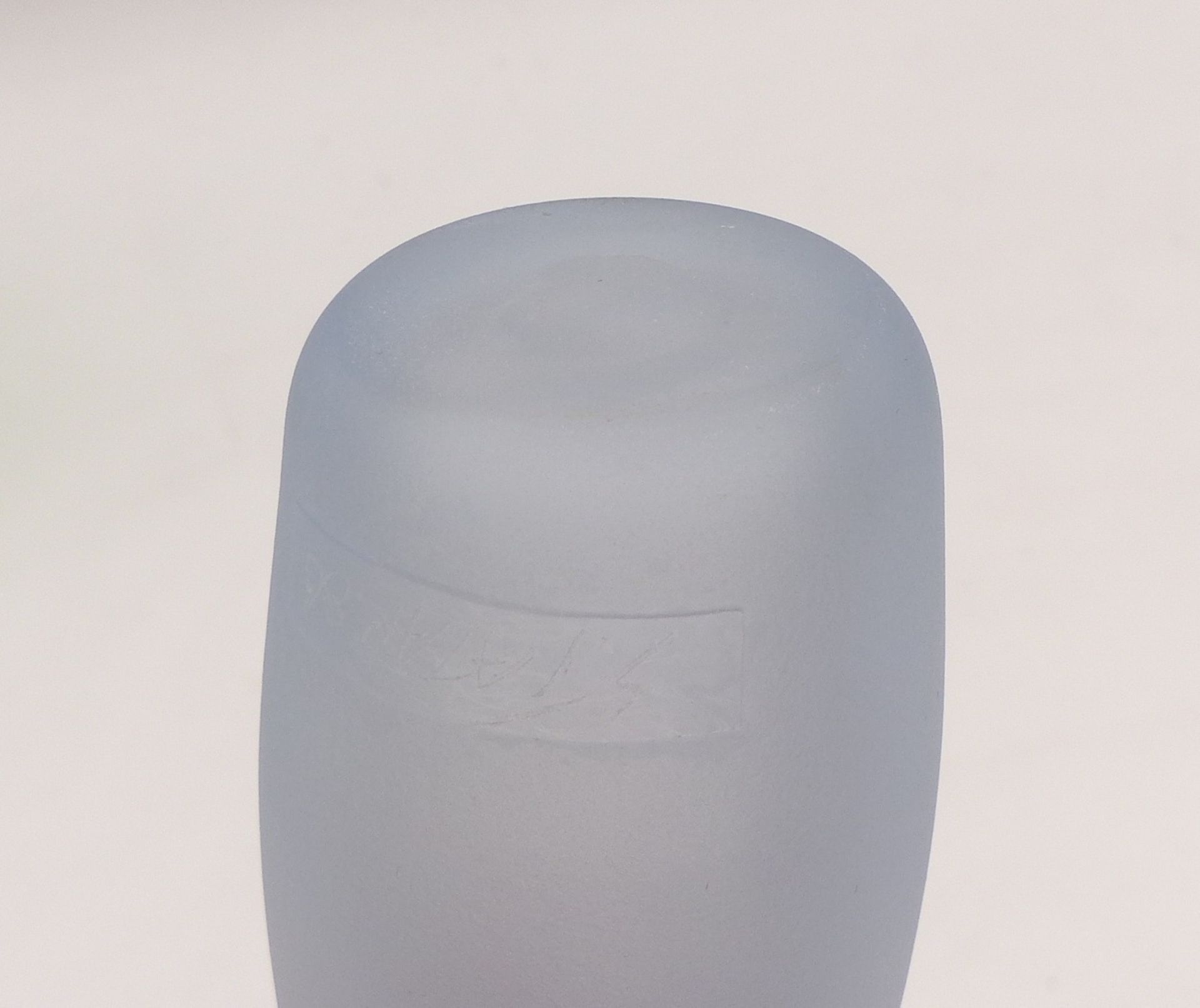Flaschenvase20. Jh.Schlanke Form aus mattiertem, farblosem Glas mit leichtem Blaustich. Am Fußrand - Bild 4 aus 5