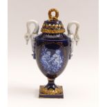 Kleine Potpourri-Vase mit LimogesmalereiMeissen, 19. Jh.Auf quadratischer Plinthe der runde,