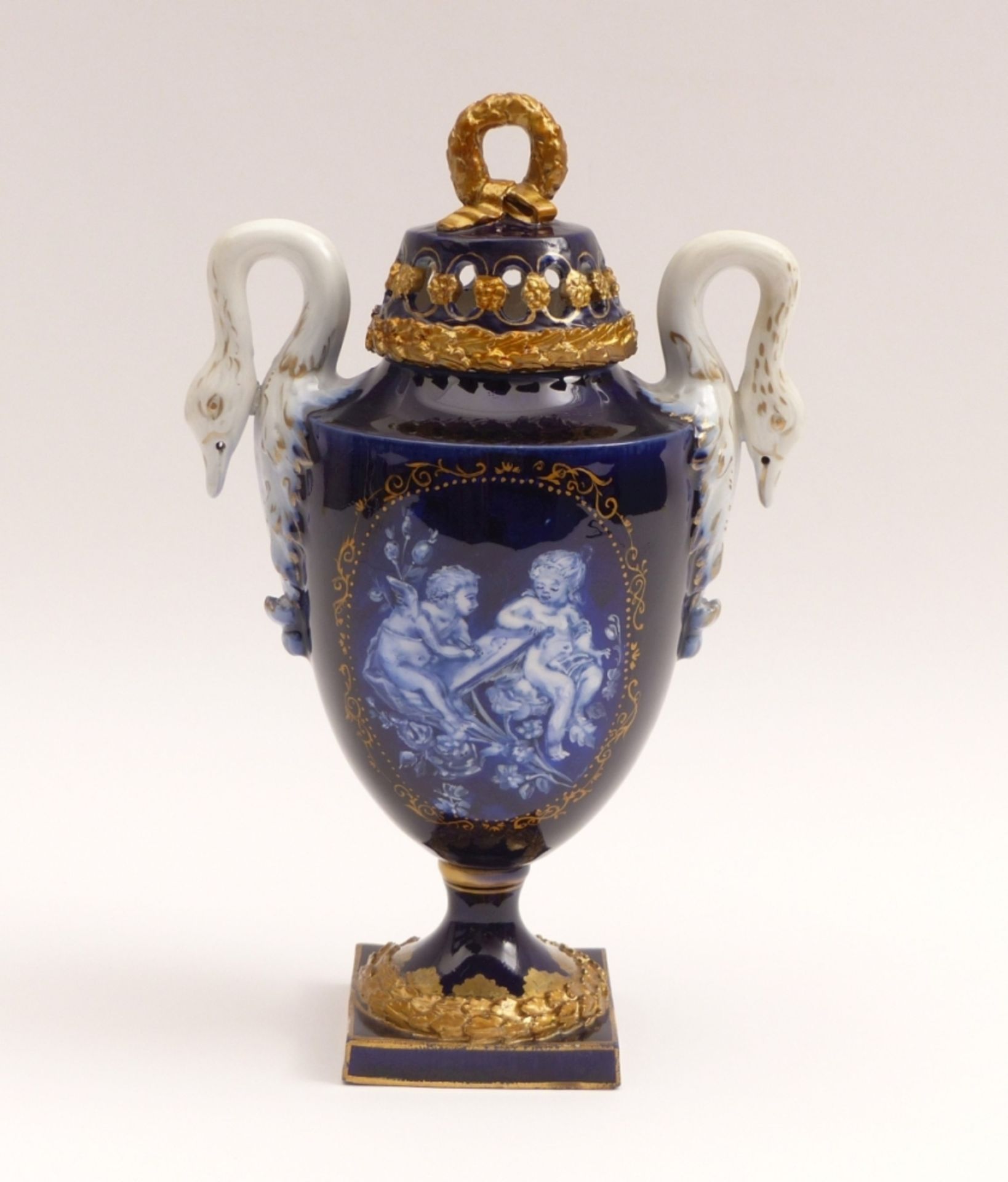 Kleine Potpourri-Vase mit LimogesmalereiMeissen, 19. Jh.Auf quadratischer Plinthe der runde,