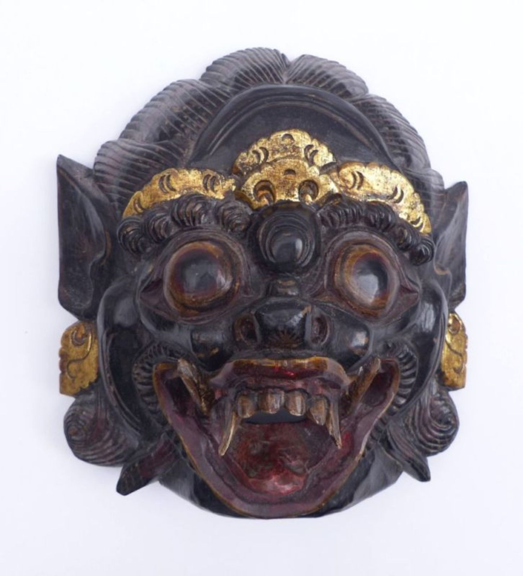 Maske des BarongIndonesienDämonenartiges Gesicht mit Fangzähnen, spitzen Ohren und stilisierter