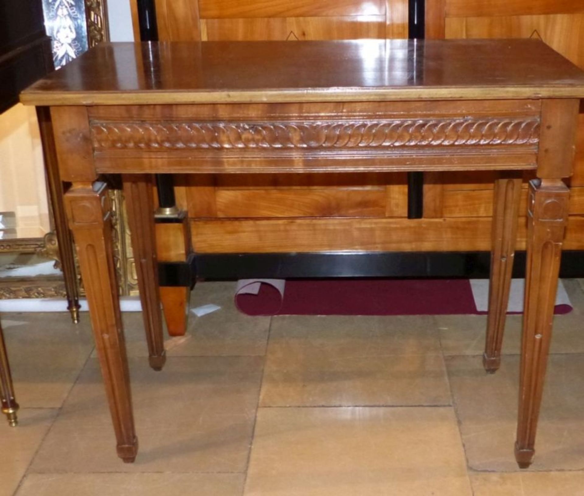 Kleiner TischIm Louis-XVI-StilKannelierte, konische Vierkantbeine, Zarge mit Flechtband,