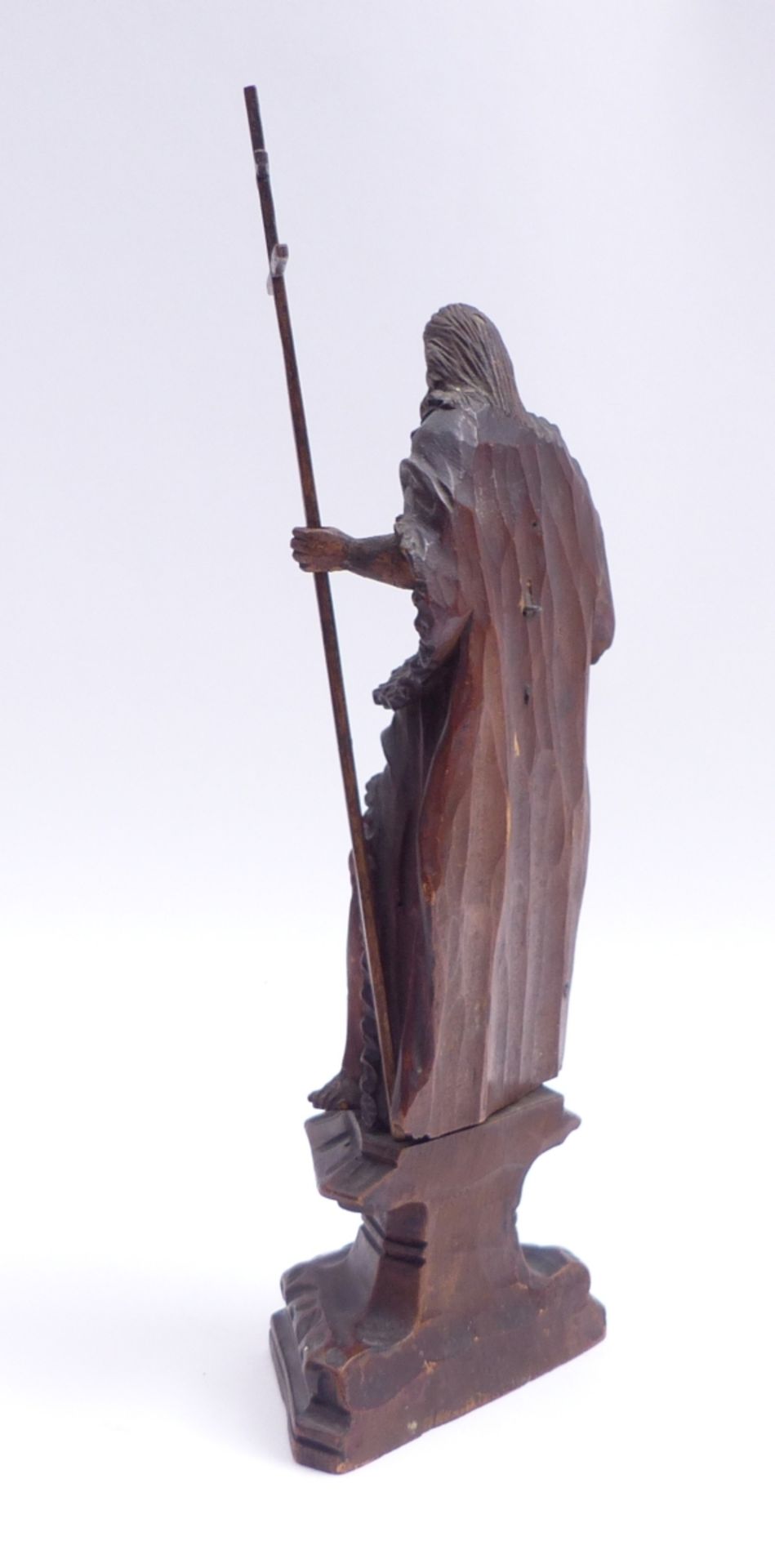 Heiliger Johannes der Täufer19. Jh.Über profiliertem Sockel stehender Heiliger im bodenlangen Mantel - Bild 3 aus 3