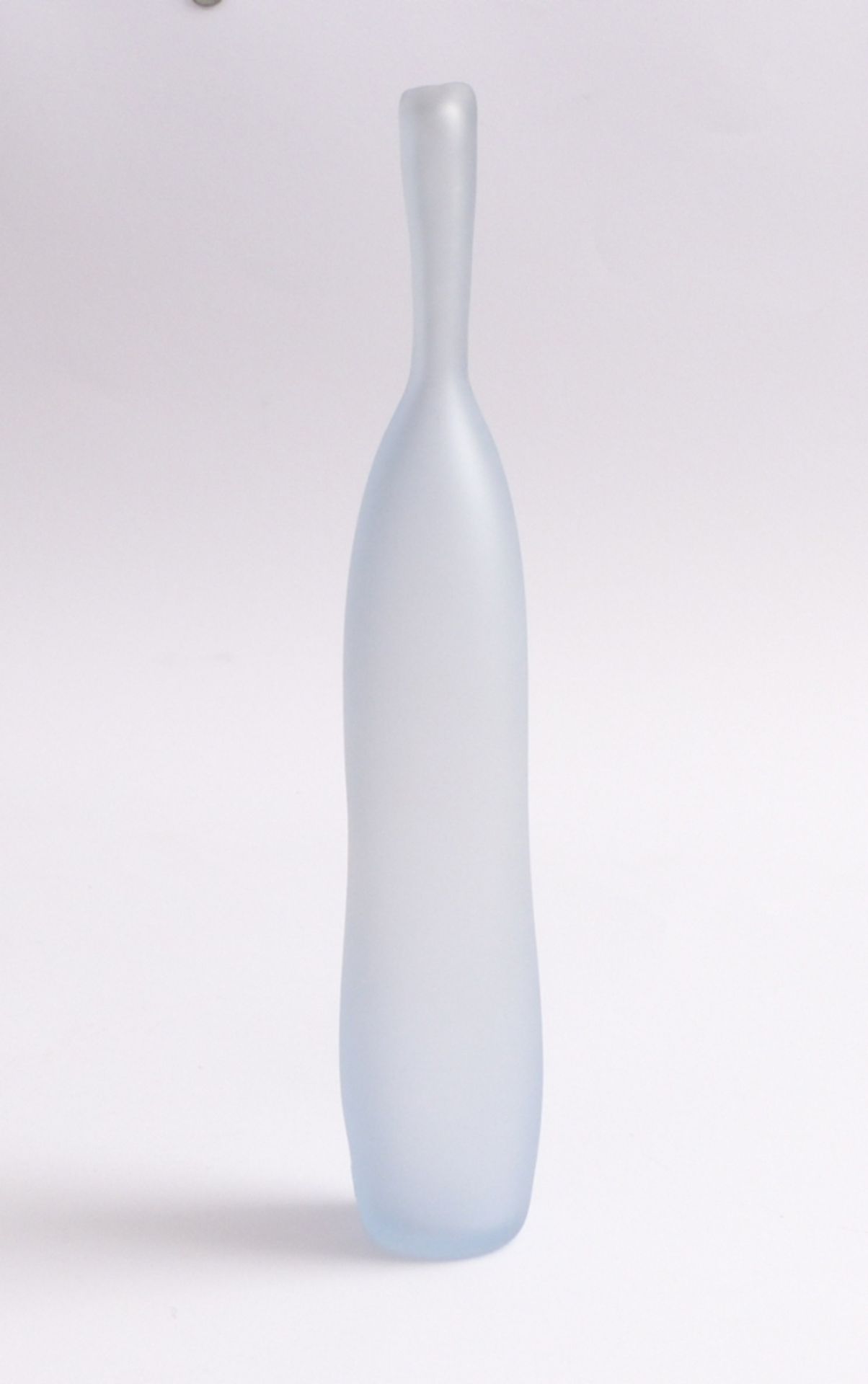 Flaschenvase20. Jh.Schlanke Form aus mattiertem, farblosem Glas mit leichtem Blaustich. Am Fußrand - Bild 2 aus 5
