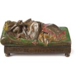 Erotische KleinplastikWiener Bronze, A. 20. Jh.Auf einem aufklappbaren Divan sitzender Affe,