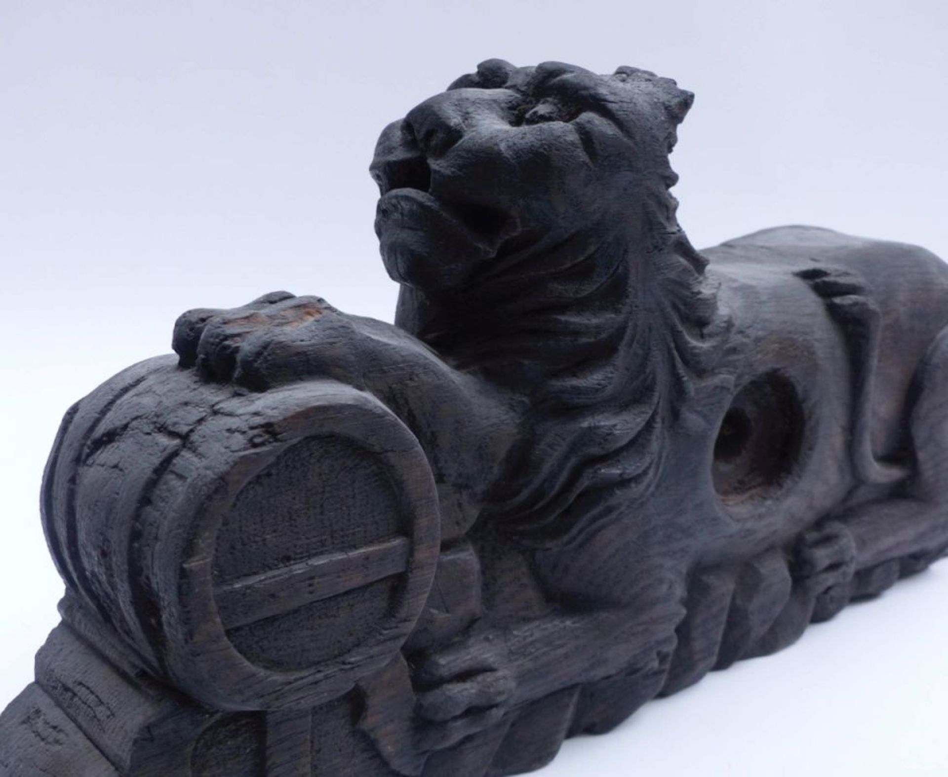Figürlicher FassriegelE. 18./A. 19. Jh.Geschnitzt in Form eines liegenden Löwen, seine Pranke - Image 2 of 2
