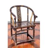 Hufeisen-Stuhl mit LackmalereiChina, Qing-DynastieVier gerade, rundum verstrebte Rundholzbeine,