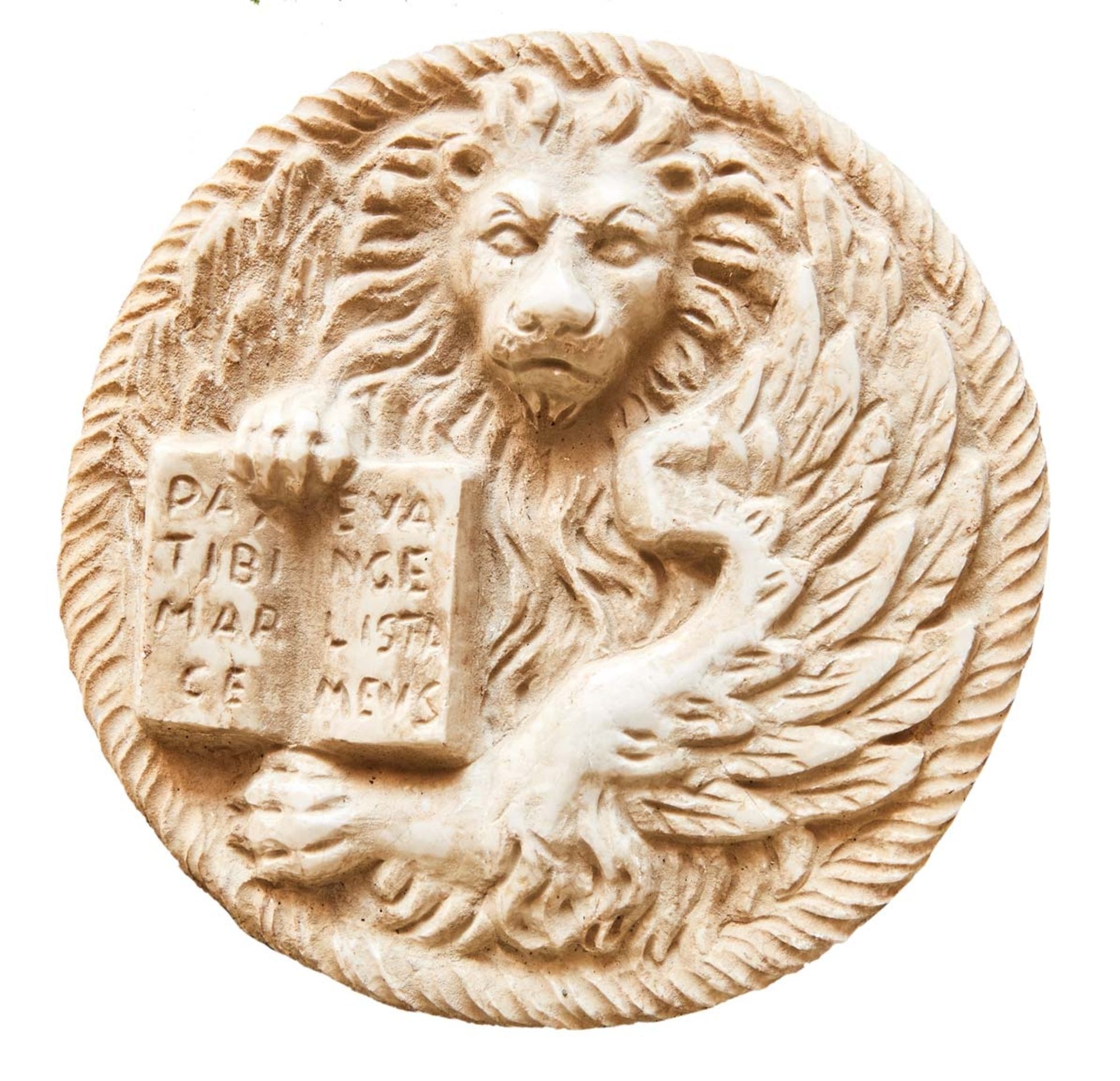 LöwentondoItalien, 20. Jh.Reliefierter Kopf des Markuslöwen mit geöffnetem Buch und Inschrift "PAX