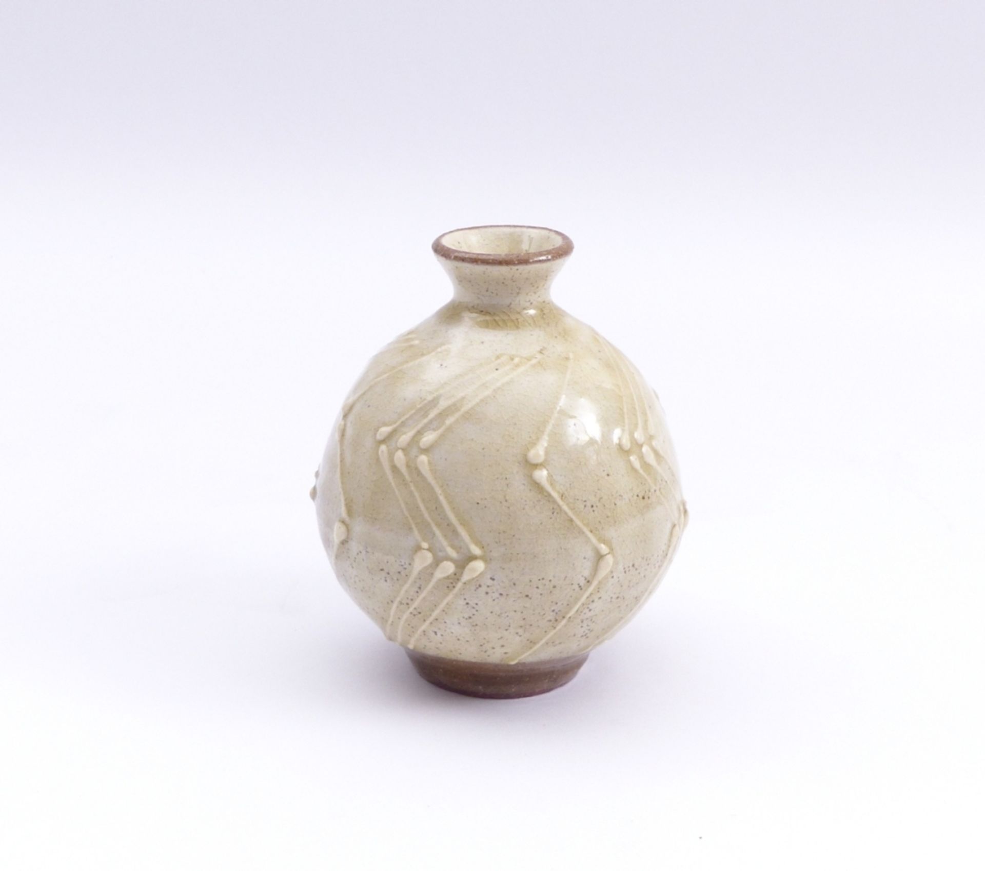 Kleine Vase20. Jh.Kugelbauchige Form über abgesetztem Standring, schmaler, trichterförmiger Hals,
