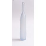 Flaschenvase20. Jh.Schlanke Form aus mattiertem, farblosem Glas mit leichtem Blaustich. Am Fußrand