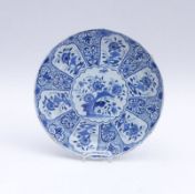 Kleiner Teller mit asiatischem FloraldekorDelft, 18./19. Jh.Runde, flache Form mit schmaler Fahne,