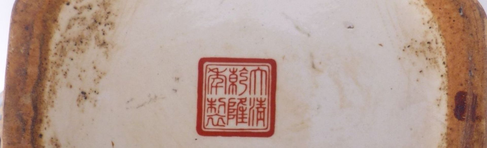 Große DeckelkanneChina, 20. Jh.Konische Form mit achtfach facettierter Wandung, geschwungene Tülle - Bild 4 aus 5