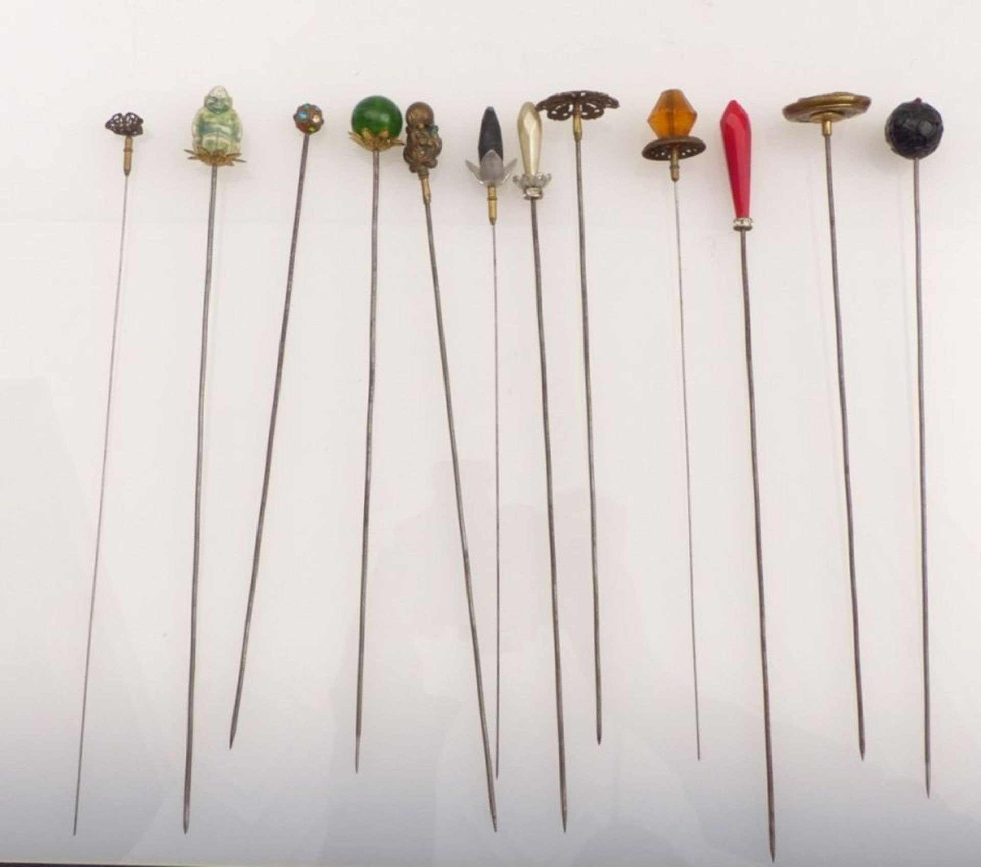 Zwölf Hutnadeln19. Jh.Unterschiedlicher Form und Materialien. L. 20 bis 22 cm.Twelve hatpins19th C. - Bild 2 aus 3