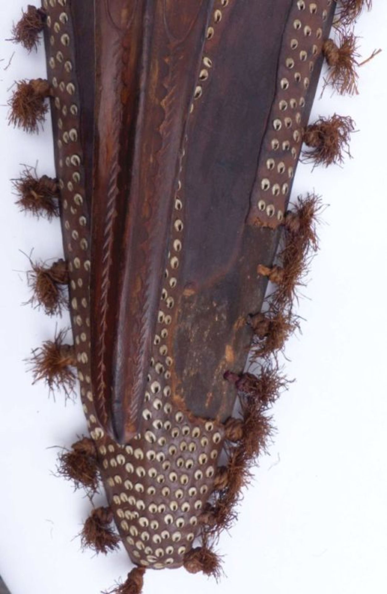Große ZeremonialmaskeOzeanienHohe, spitzovale Form. Holz, geschnitzt und besetzt mit Kaurimuscheln - Bild 3 aus 4