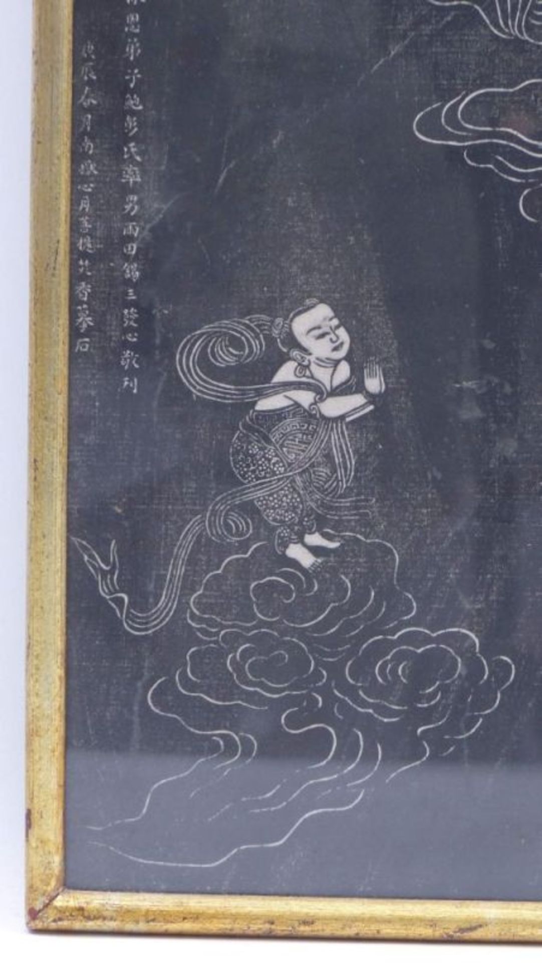 Benzaiten auf einem DrachenWohl ChinaDie Glücksgöttin wird von einem Knaben angebetet. Schwarz- - Bild 4 aus 4