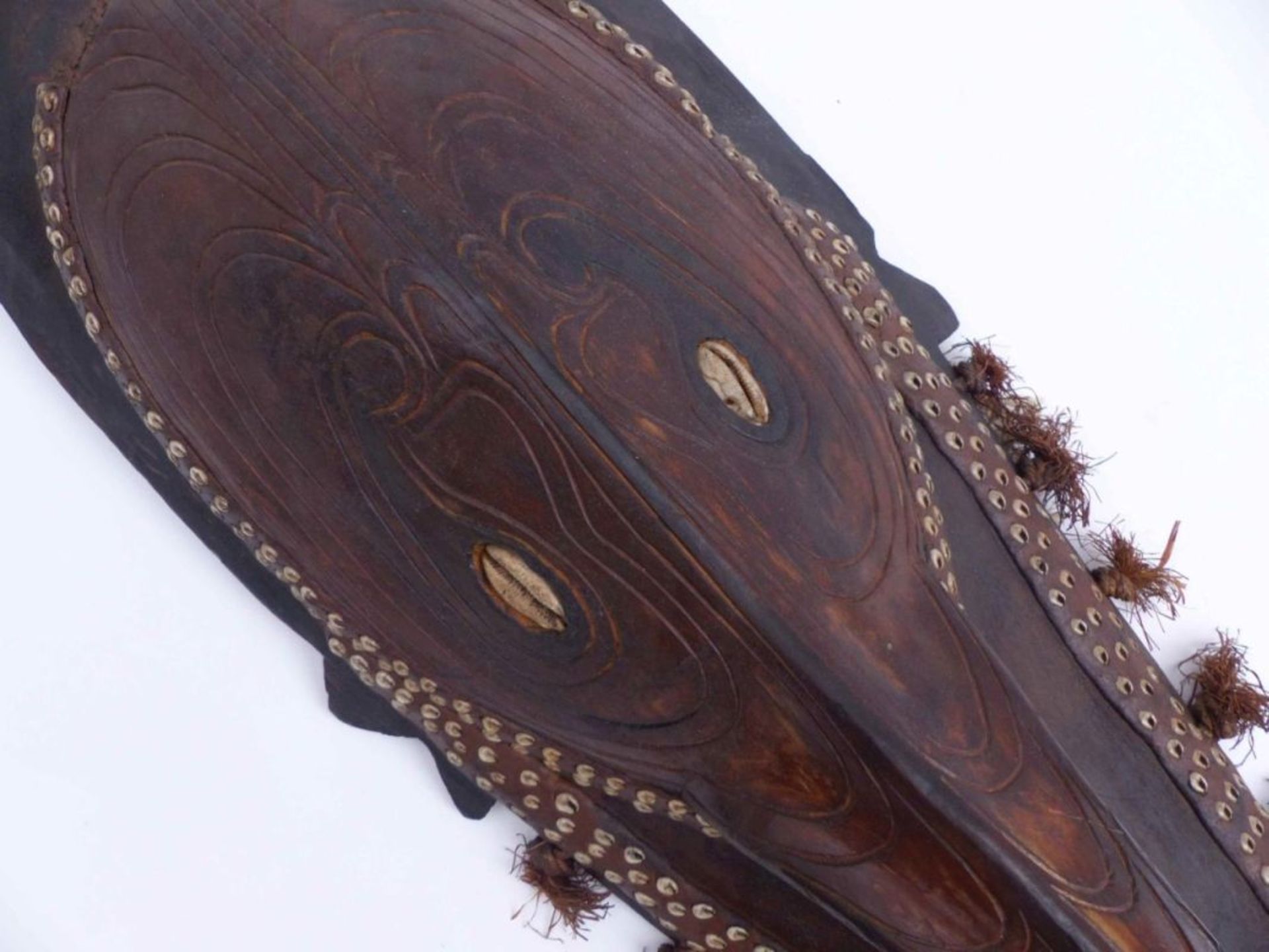 Große ZeremonialmaskeOzeanienHohe, spitzovale Form. Holz, geschnitzt und besetzt mit Kaurimuscheln - Image 2 of 4
