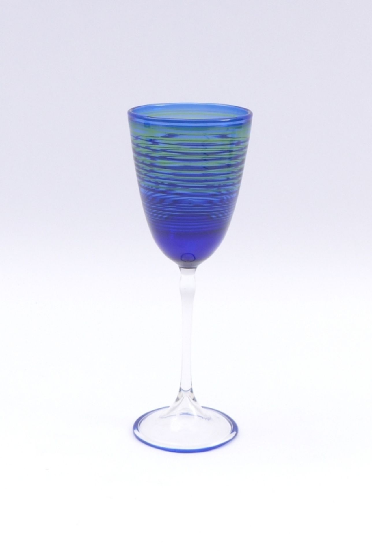 Trinkglas20. Jh.Gewölbter Scheibenfuß mit schlankem Schaft, kelchförmige Kuppa. Farbloses Glas - Bild 2 aus 2