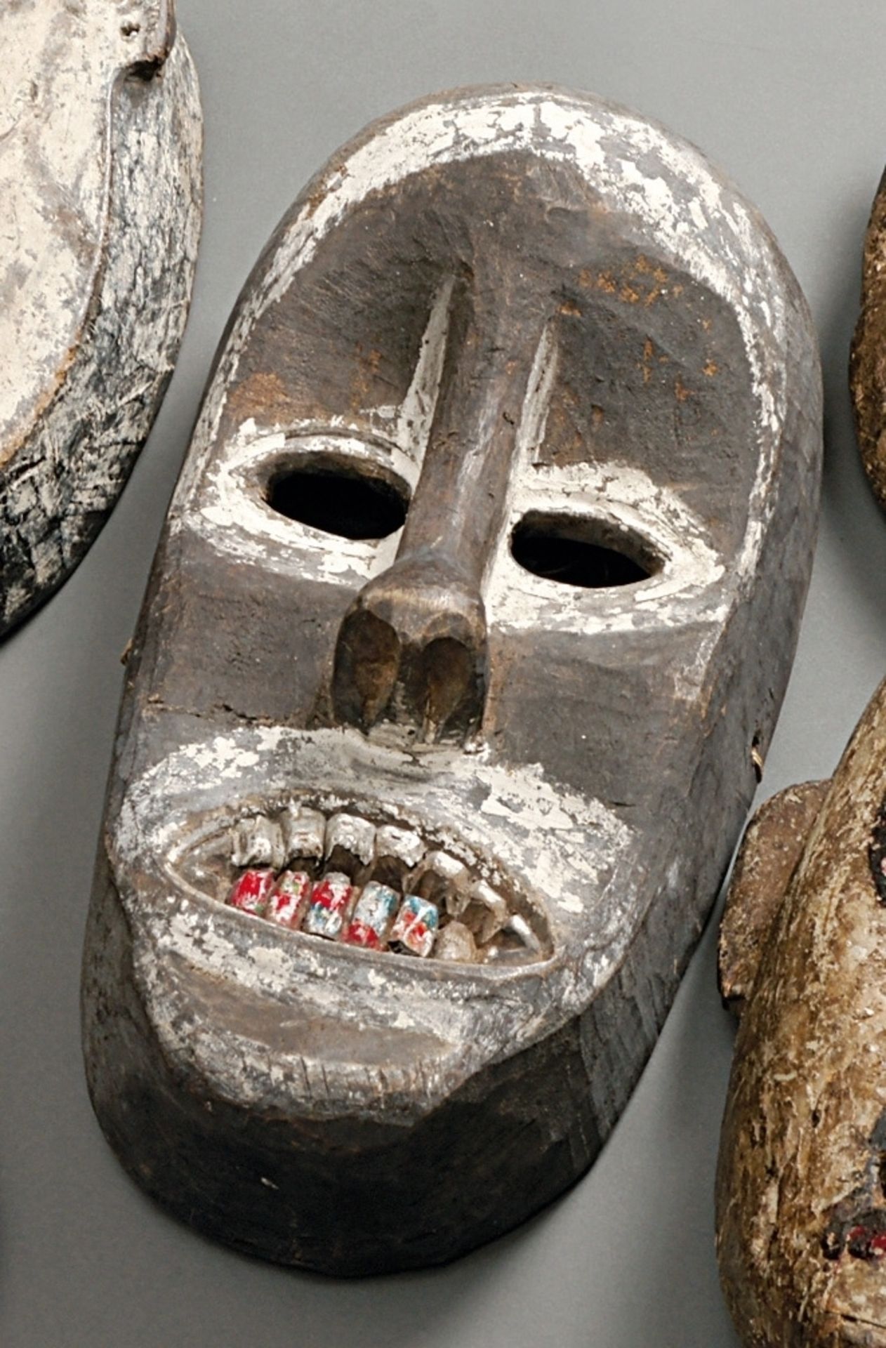 Tanzmaske der IbanBorneo, fr. 20. Jh.Holz, geschnitzt und bemalt. L. 42 cm.Ethnografische Kunst,