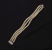 Perlarmband20. Jh.Dreireihig cremeweiße Akoja-Zuchtperlen (Ø 5 mm) von schönem Lüster, Kastenschloss