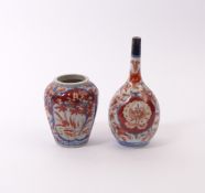Zwei kleine Imari-VasenChina, 19./20. Jh.Porzellan mit unterglasurblauer Bemalung sowie Überdekor in