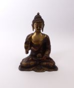 Buddha mit AlmosenschaleA. 20. Jh.Im mit Rosetten verziertem Mönchsgewand im Padmasana sitzend;