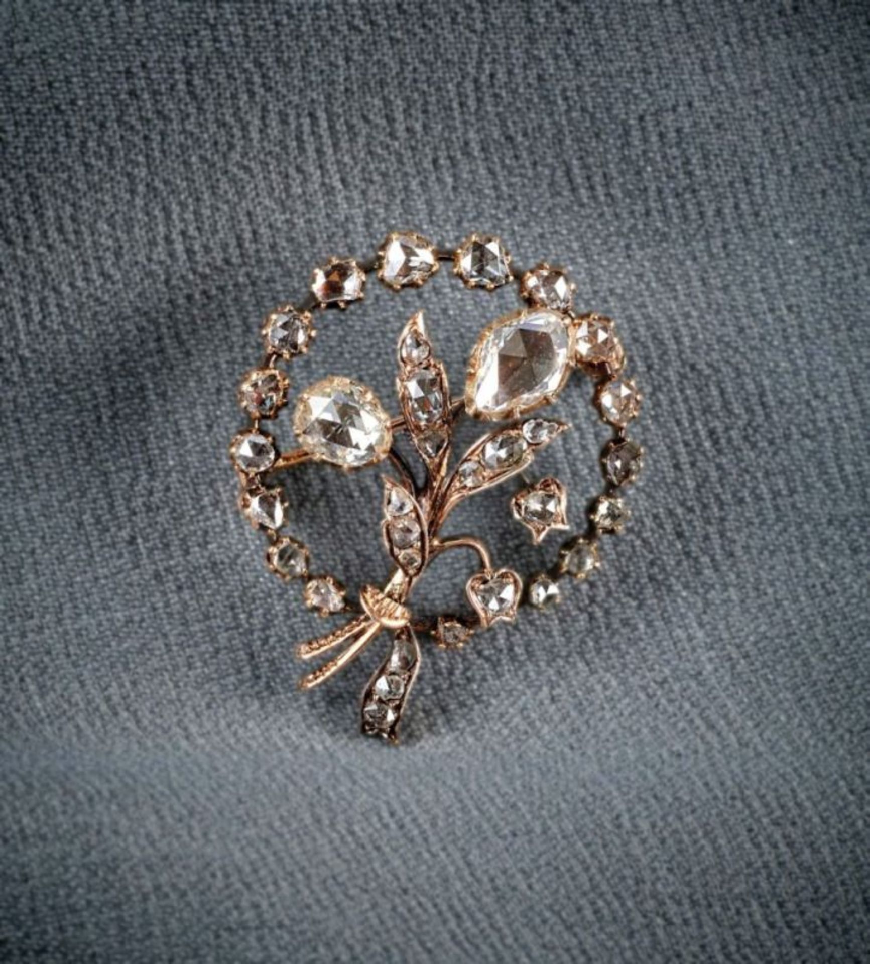 Ausdrucksstarke DiamantbroscheE. 19. Jh.In Form eines Blumenstraußes mit umgebendem Reif, - Bild 2 aus 2