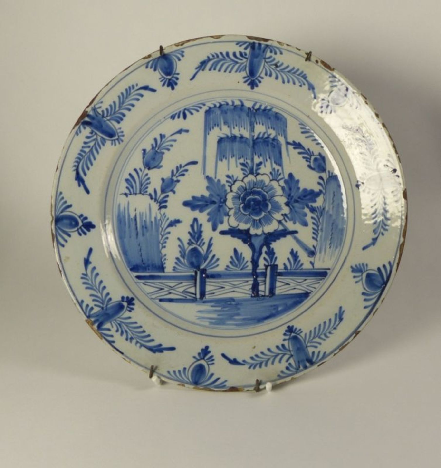 Großer Blau-weiß-Teller mit asiatischer LandschaftDelft, 18. Jh.Weißgrundig glasierte Fayence mit
