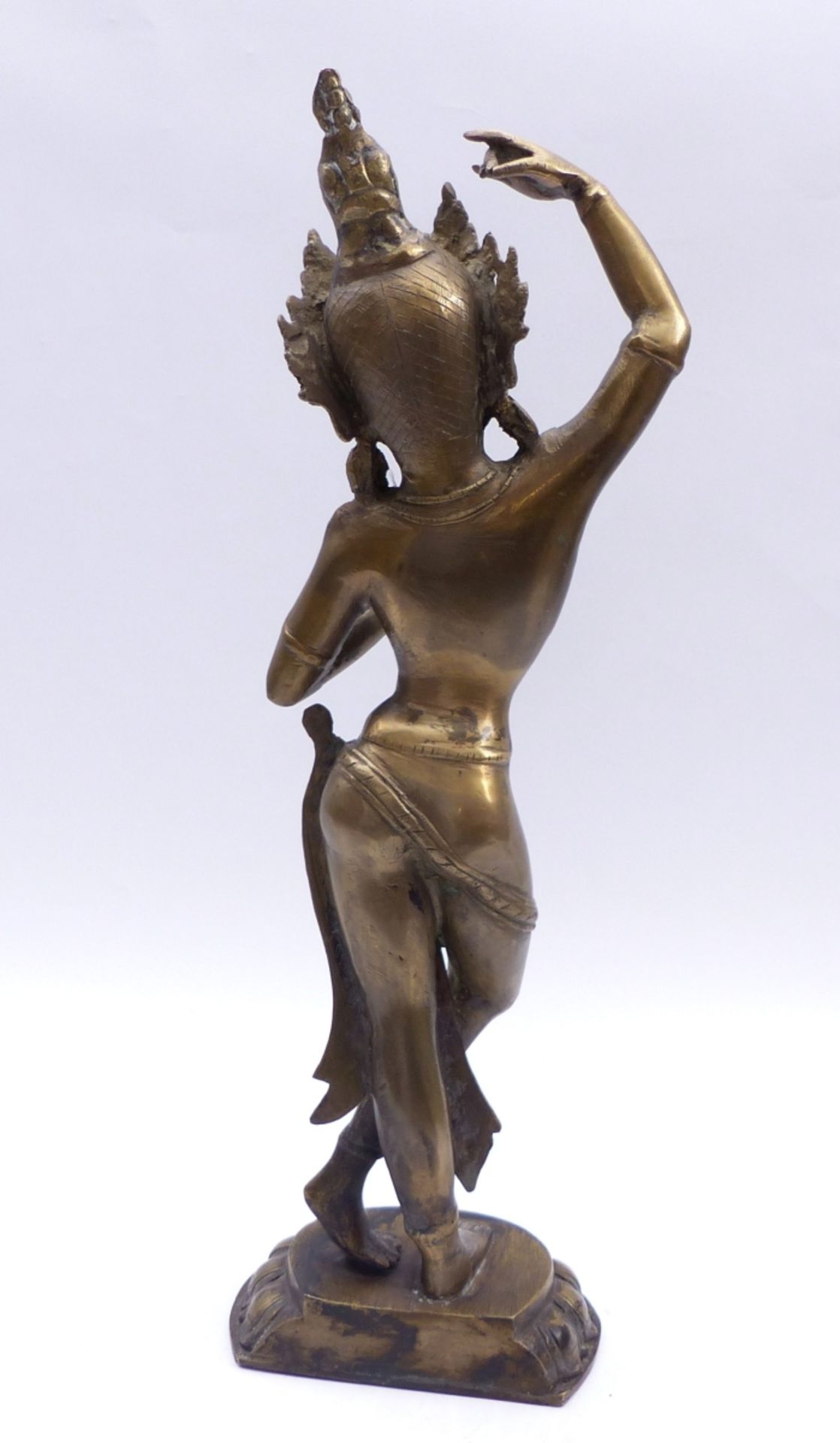 Tanzende DeviIndien,Auf Lotossockel in geschwungener Pose stehend, beide Hände in Jnana Mudra, - Bild 2 aus 2