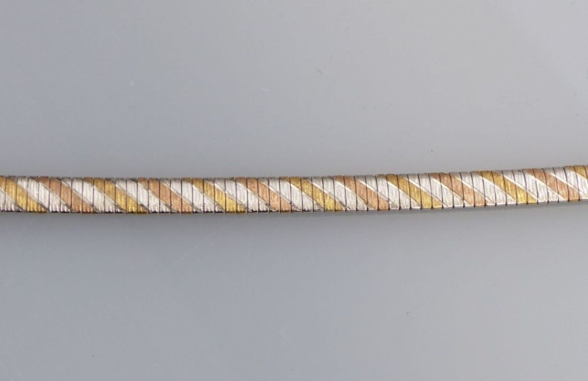 Tricolorcollier2. H. 20. Jh.Breites Gliederband mit alternierenden Querstreifen, Kastenschloss. - Bild 2 aus 2