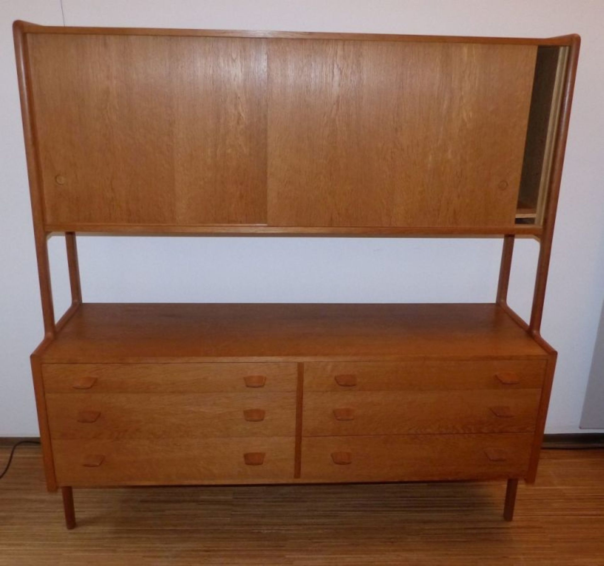 Wegner, Hans JørgensenHighboard(Tondern 1914-2007 Kopenhagen) Entwurf 1953. Auf Rundbeinen - Bild 3 aus 4