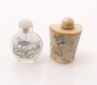 Zwei Snuff-BottlesChina, 19./20. Jh.Eine Plattflasche aus farblosem Glas mit Innenmalerei: