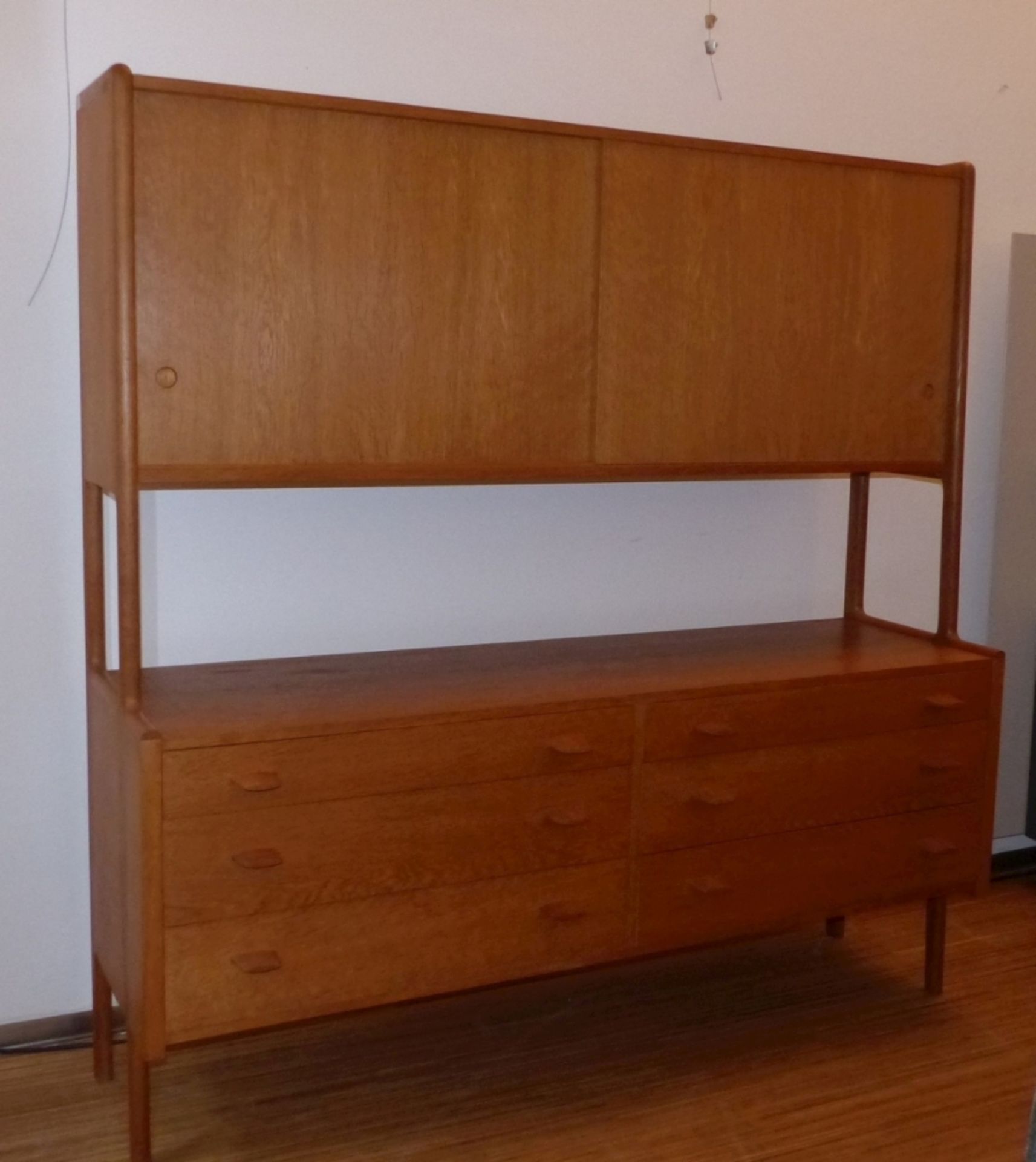 Wegner, Hans JørgensenHighboard(Tondern 1914-2007 Kopenhagen) Entwurf 1953. Auf Rundbeinen - Bild 4 aus 4