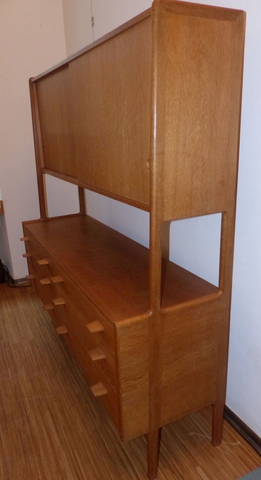 Wegner, Hans JørgensenHighboard(Tondern 1914-2007 Kopenhagen) Entwurf 1953. Auf Rundbeinen - Bild 2 aus 4