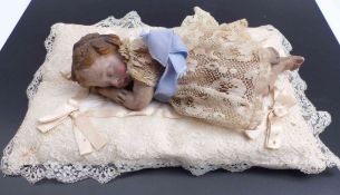 Schlafendes Jesuskind auf KissenSüditalien, um 1800Seitlich liegendes, vollrund gestaltetes