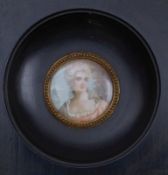 Miniatur einer DameE. 18. Jh.Runder Bildausschnitt mit Portrait einer Frau in roséfarbenem Kleid und
