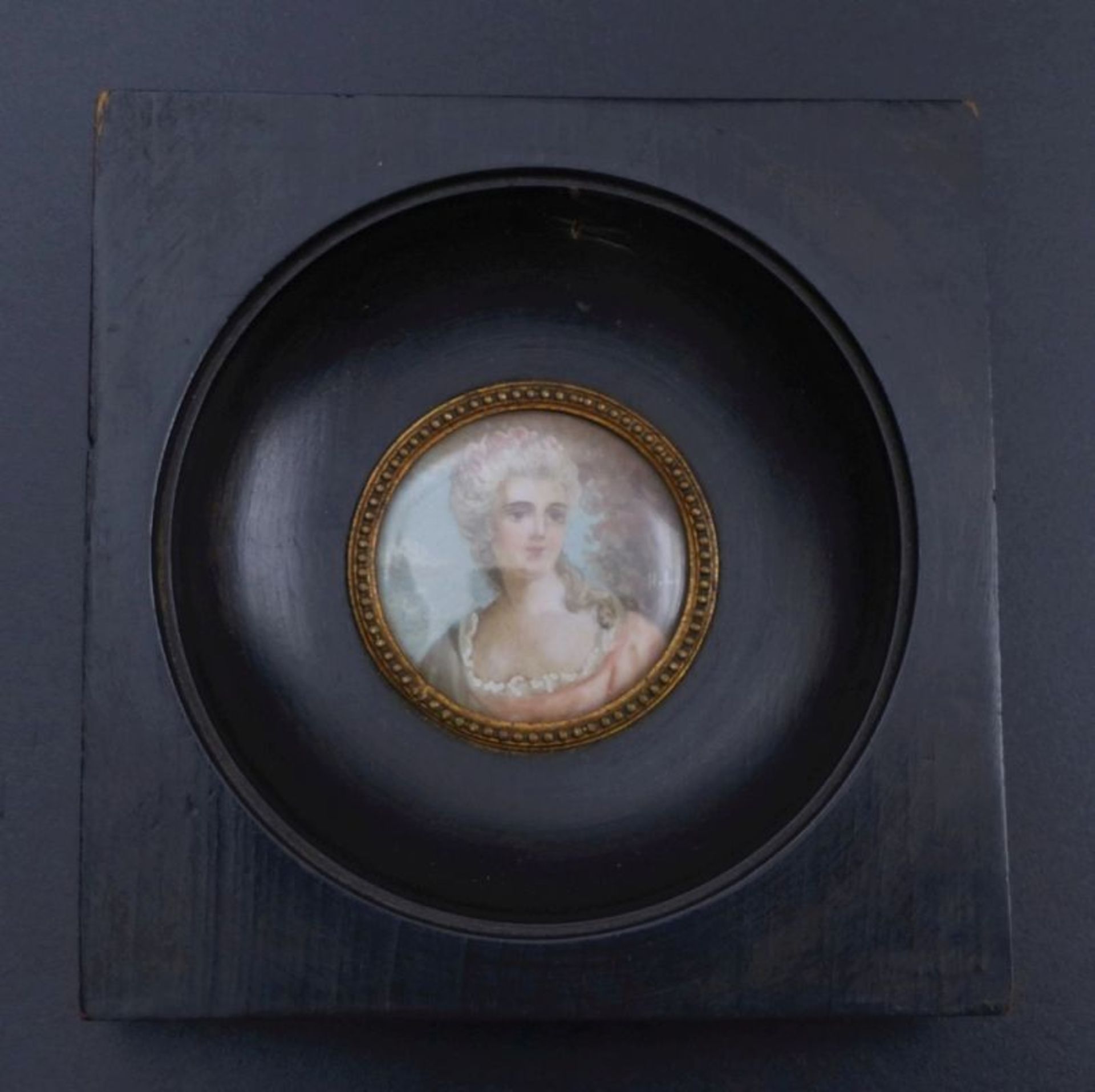 Miniatur einer DameE. 18. Jh.Runder Bildausschnitt mit Portrait einer Frau in roséfarbenem Kleid und - Bild 2 aus 3